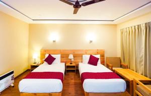 帕罗Shomo Chuki Resort的酒店客房设有两张床和一台平面电视。