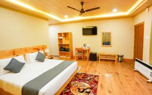 帕罗Shomo Chuki Resort的一间卧室配有一张床和一台平面电视