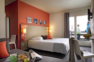 阿尔利河畔普拉兹Belambra Clubs Praz-sur-Arly - L'Alisier的酒店客房设有一张床和一个阳台。