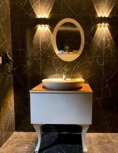 锡利夫里Safir Hotels Silivri的一间带水槽和镜子的浴室