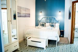 马贝拉Ancha Village的卧室配有白色的床和蓝色的墙壁