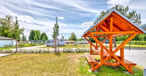 施韦特StroamCamp Schwedt的公园内带长凳的小型木结构