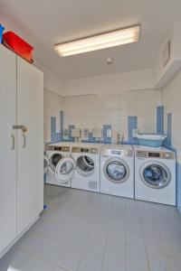 施韦特StroamCamp Schwedt的洗衣房配有3台洗衣机