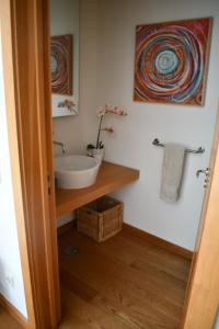特罗亚Villa Mar的一间带水槽和镜子的浴室