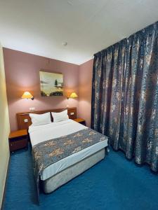 阿特劳腾格里酒店的酒店客房设有一张床和一个大窗户