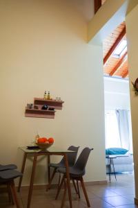 纳夫普利翁Aggeliki's guest house的一间带桌椅的用餐室