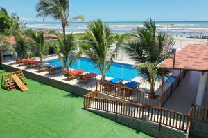 卡诺阿casa munay的享有度假胜地的空中景致,设有游泳池和海滩