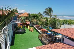 卡诺阿casa munay的享有度假胜地的空中景致,设有游乐场