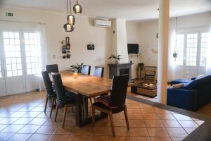 大里贝拉LAVA Açores Coliving & Coworking的用餐室以及带桌椅的起居室。