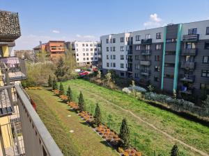 弗罗茨瓦夫Tesorio Apartment - AC, Free Parking, WiFi, Business & Family的阳台享有带南瓜的花园美景。