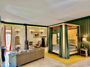 阿姆博斯阿邦迪斯城堡酒店的客厅配有床和沙发
