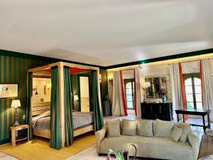 阿姆博斯阿邦迪斯城堡酒店的客厅配有沙发和1张床