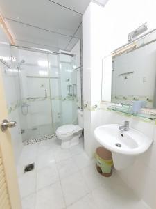 胡志明市Khách sạn Anh Thư的带淋浴卫生间和盥洗盆的浴室