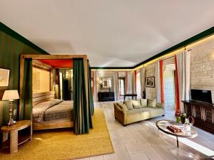 阿姆博斯阿邦迪斯城堡酒店的一间卧室配有一张床、一张沙发和一张桌子