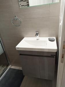 埃费奥纳斯Vita vi的浴室设有白色水槽和镜子