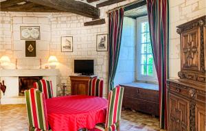 希农帕里利度假别墅的客房设有桌椅和窗户。