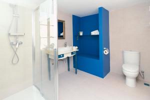 圣保罗湾城Casa Ricca的浴室配有卫生间、盥洗盆和淋浴。