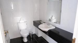 基尔罗南基尔默韦旅馆的白色的浴室设有卫生间和水槽。