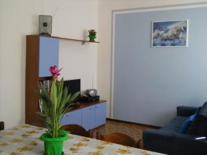 马罗内Appartamento Al Ponte的客厅配有桌子和蓝色沙发