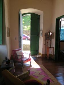 欧鲁普雷图Casa de João的客厅配有椅子和一扇开放式门