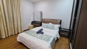 适耕庄Sekinchan Apartment 1 Room 3Pax的一间卧室,配有一张蓝色的床