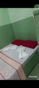 坎普斯戈伊塔卡济斯Pousada 146的一张带白色床单和毛巾的床