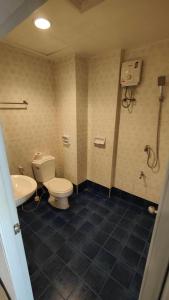 南芭堤雅东方别墅的一间带卫生间和水槽的浴室