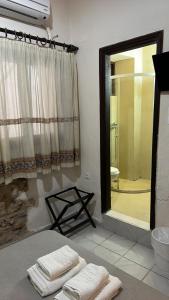 罗希姆诺雷斯蒙旅馆的带淋浴的浴室以及带毛巾的床。