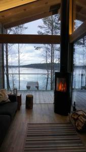 于韦斯屈莱Luxury guesthouse, beachfront sauna的带壁炉的客厅,享有水景