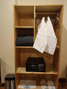 帕罗Shomo Chuki Resort的书架,带盒子和毛巾