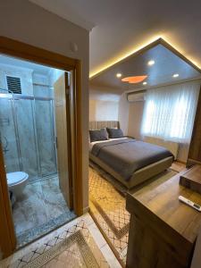 伊斯坦布尔Super value的一间卧室配有一张床和淋浴,还有一间浴室