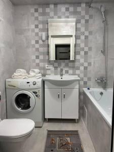 Drochia康福尔特德罗起亚酒店的一间带洗衣机和水槽的浴室