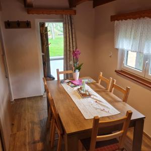 杜布罗夫尼克Gozdarjeva hiška M&K的木制用餐室配有桌椅和窗户
