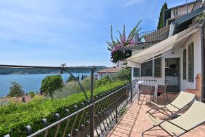 萨罗Villa Raoul的带阳台的度假屋,享有水景