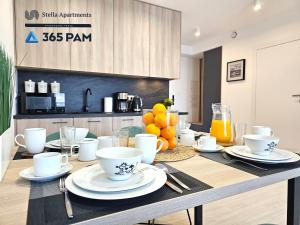 科沃布热格Resort Westin House - 365PAM的厨房里摆放着茶杯和碟子的桌子