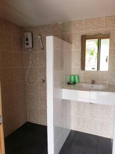 黎府ชมวิว รีสอร์ท的浴室配有水槽和淋浴。