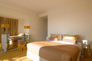 雅典Apollo Palm Hotel的一间卧室配有一张床和一张书桌
