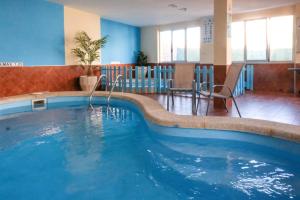 拉科萨Apartamentos Xulia的在酒店房间的一个大型游泳池