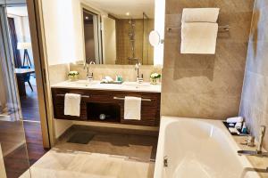 科隆科隆施泰根博阁酒店的带浴缸、水槽和镜子的浴室
