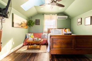 博伊西Boise White Water Guest House的一间卧室配有一张床、一张桌子和一张沙发