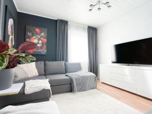 纽伦堡M-Style 01 Apartment mit Terrasse und Gasgrill, 24h Self-Check-In, Free Parking, Netflix的带沙发和平面电视的客厅