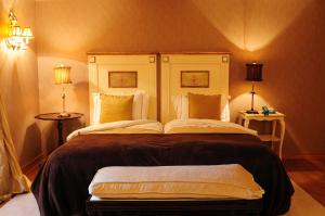 马里亚尔瓦卡萨斯科罗酒店的一张大床,位于带两盏灯的房间