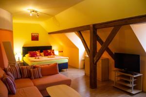 Netolice里加塔内托利采酒店的客厅配有沙发和1张床