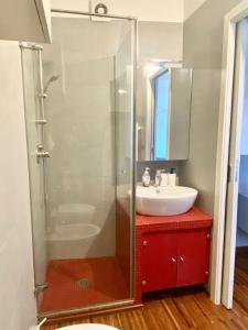 焦维纳佐Dimora nel Palazzo Ducale的一间带玻璃淋浴和水槽的浴室