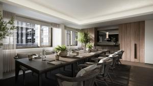 伦敦1 Hotel Mayfair的用餐室设有桌椅和窗户。