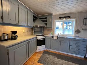 翁达尔斯内斯Trollstigen Resort的厨房配有白色橱柜和水槽