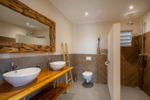 简蒂埃尔PUUR! appartementen Curaçao的一间带两个盥洗盆和卫生间的浴室