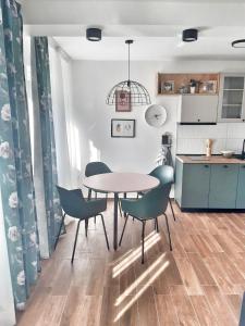 斯科普里Home Apartment LUNA的厨房以及带桌椅的用餐室。