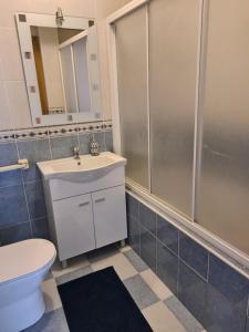 帕塔亚什Casa 28的浴室配有卫生间、盥洗盆和淋浴。