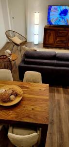 那不勒斯Suite dei Borboni - Appartamento的客厅配有桌子和沙发